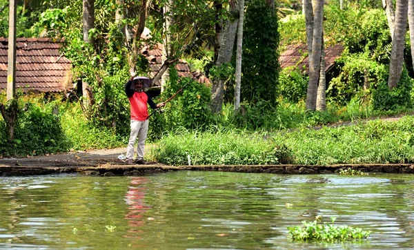 Un caballero pescando en las aguas traseras — Foto de Stock