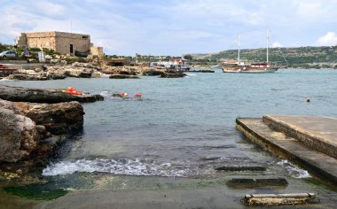 Waves breaking on the slip way