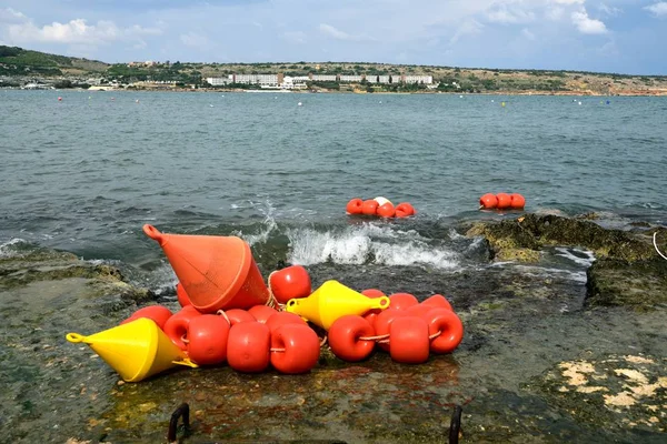 Groupf og tied buoys on the waters edge — Stock Photo, Image