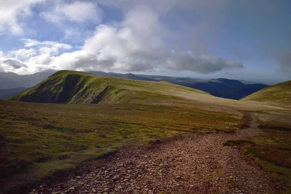 The gravel track down to Grasmoor — 스톡 사진