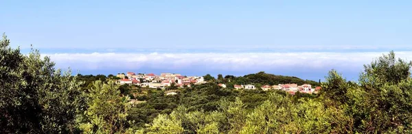 Aldeia de Corfu e névoa matinal — Fotografia de Stock