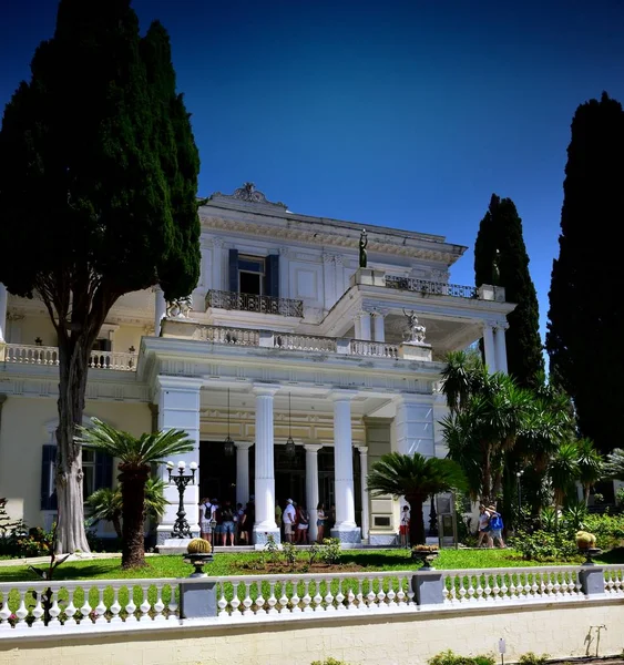 Návštěvníci muesum Achilleion — Stock fotografie