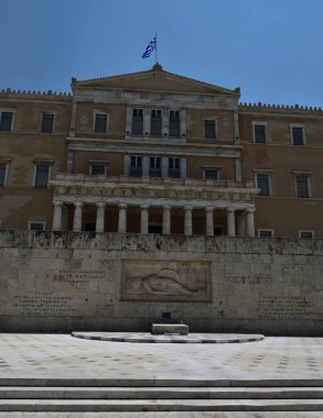 Parlamento binasının üzerinde dalgalanan Yunan bayrağı