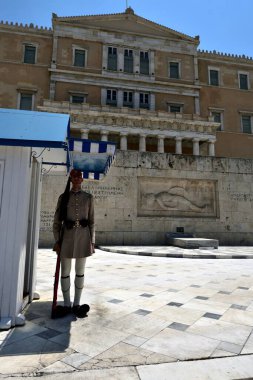 Parlamento binası önünde tören görevi.