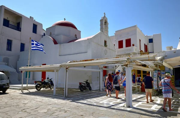 Turisták és helyiek felfedezik Mykonos városát — Stock Fotó