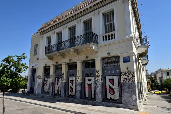 Graffitis sur les portes d'un vieux bâtiment — Photo