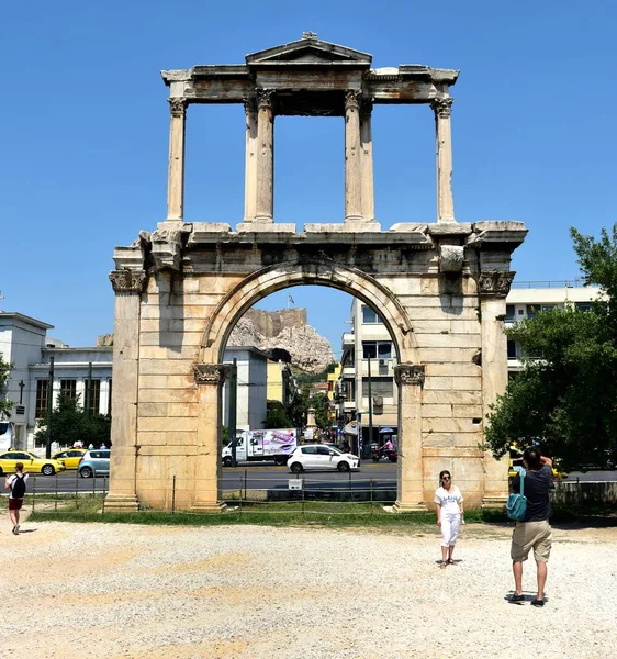 Touristes prenant leurs photos de l'arc romain historique — Photo