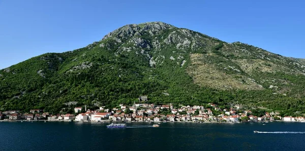 Bateaux passant devant le vieux village — Photo