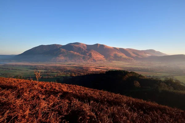 แสงแดดฤดูหนาวบนเนินของ Skiddaw — ภาพถ่ายสต็อก