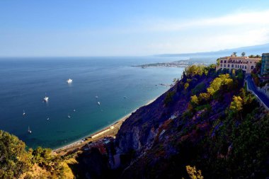 Taormina 'dan Sicilya' nın sahil bölgesine bakıyorum.