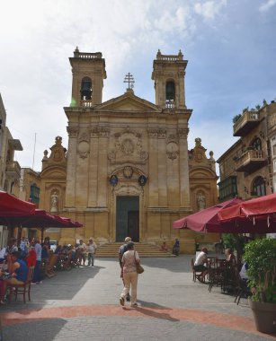 St. Georges Meydanı ve Bascilica 'ya turistler