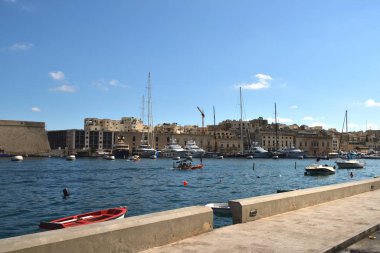 Manoel Kalesi lüks yatlar için bir demirleme yeri.