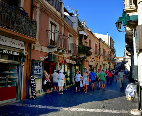 Turisti che prendono l'ombra per fare shopping — Foto Stock