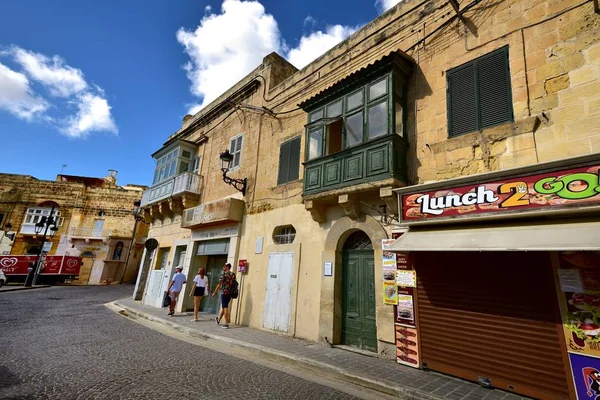 Turisti che camminano lungo il marciapiede di Victoria — Foto Stock