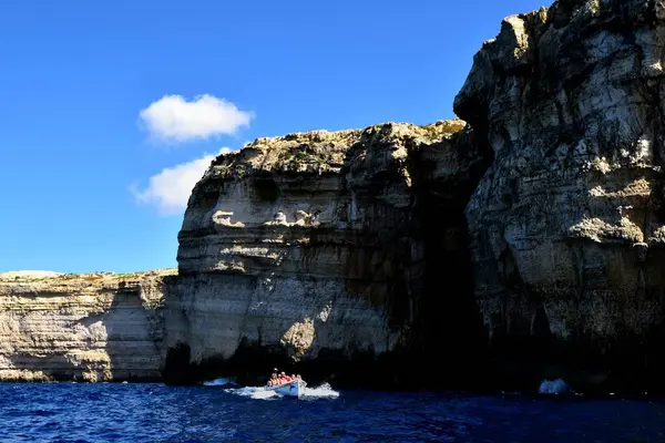 Visitatori che visitano le scogliere del mare in un viaggio in gommone — Foto Stock