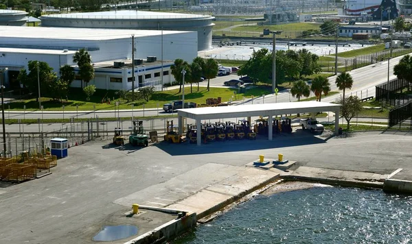 Gaffeltruck parkering lotgaffeltruck parkeringsplats i kryssningsfartyg terminalen — Stockfoto