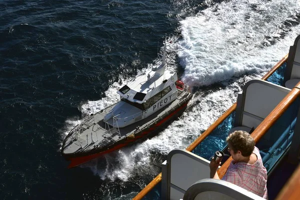 Pasajero de crucero viendo el barco piloto vienen junto — Foto de Stock