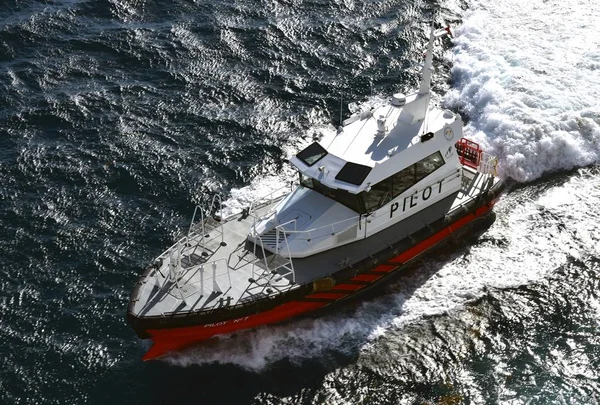 Barco piloto creando agua blanca mientras atraviesa a velocidad — Foto de Stock