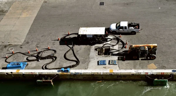 Unidad de bombeo de agua dulce en la terminal de cruceros Imagen de archivo