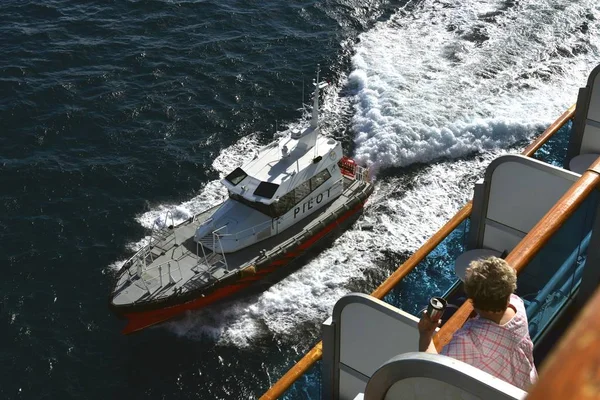 Passager de croisière regardant le bateau pilote venir à côté Photos De Stock Libres De Droits