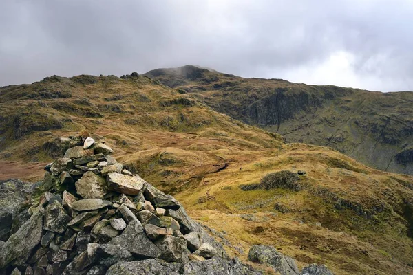 Nubes grises de invierno sobre la cumbre de Glaramara Fotos de stock libres de derechos