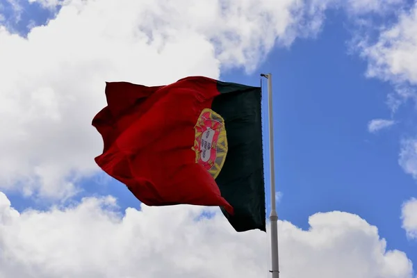 Maior Bandeira Nacional Portugal Voando Alto — Fotografia de Stock