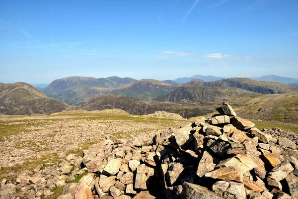 Cimeiras Acima Buttermere Kirk Fell Cairn — Fotografia de Stock