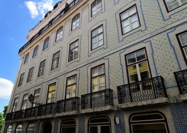 Mavi ve sarı fayanslı bina cephesi