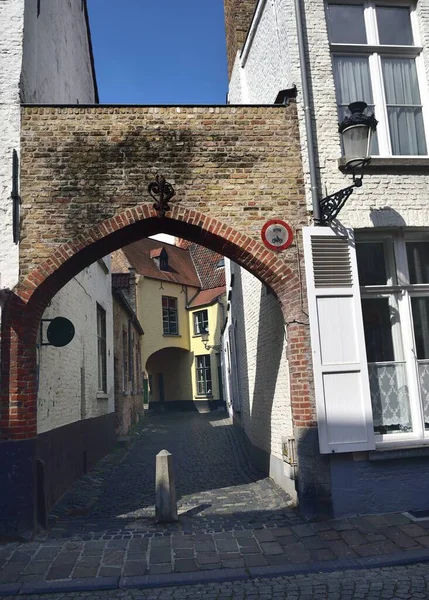 Bruges Belgium 29Th April Arch Narrow Street City Bruges — Stockfoto