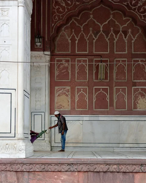 Delhi Índia Novembro 2019 Limpador Balançando Pano Limpeza Mesquita Jama — Fotografia de Stock