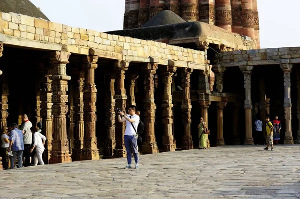 Old Delhi Índia Novembro 2019 Turista Fotografando Torre Minar Qutb — Fotografia de Stock