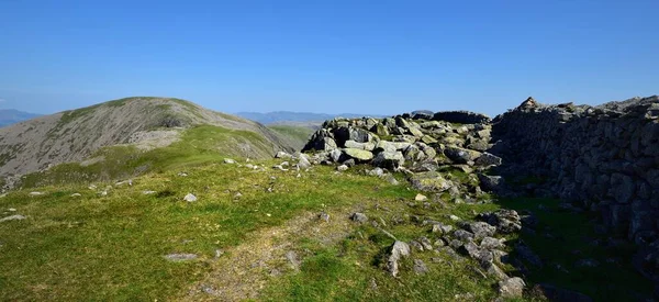 干石墙和Scoat Fell山顶标记 — 图库照片