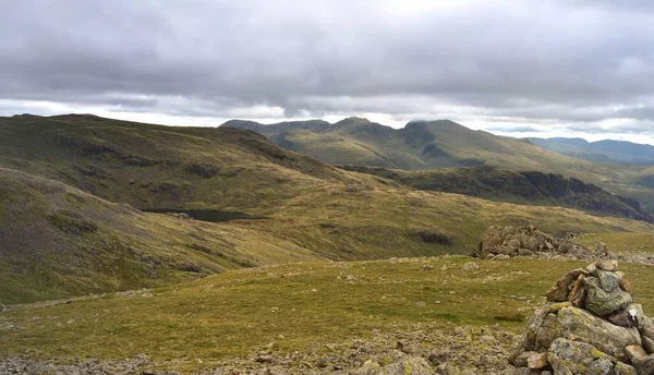 Nízké Mraky Pokrývají Vrchol Scafellu — Stock fotografie