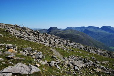 Eski çit direkleri Looking Stead 'deki rayları işaretliyor