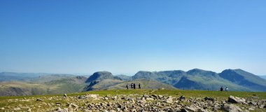 Tırmanışçılar Pillar 'ın manzarasını izliyorlar
