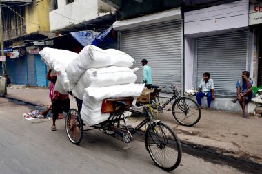Eski Delhi, Hindistan - 7 Kasım 2019: Yol kenarında aşırı yüklü tuk tuk