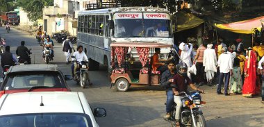 Ranthambhore, Hindistan - 10 Kasım 2019: Tuk tuk otobüsün önüne park etti