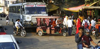 Ranthambhore, Hindistan - 10 Kasım 2019: Tuk tuk otobüsün önüne park etti