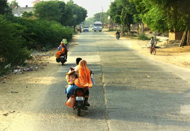 Ranthambhore, Hindistan - 10 Kasım 2019: Kadınlar alışverişe yan biniyor