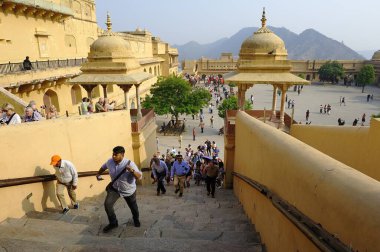 Jaipur, Hindistan - 11 Kasım 2019: Amber Kalesi 'nde merdivenleri çıkan turistler
