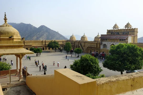 Jaipur India November 2019 Toeristen Genieten Van Het Amber Fort — Stockfoto