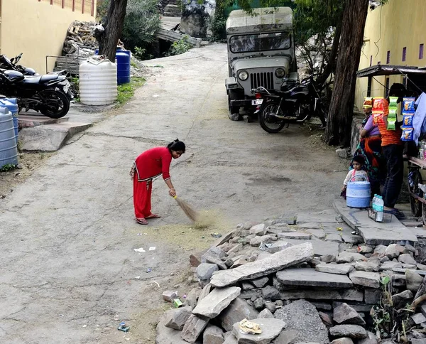 Jaipur Ινδία Νοεμβρίου 2019 Κυρία Σκουπίζει Γκρίζο Δρόμο — Φωτογραφία Αρχείου