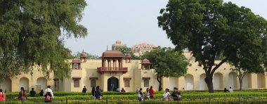 Jaipur, Hindistan - 11 Kasım 2019: Jantar Mantar astronomik enstrüman sitesini ziyaret edenler