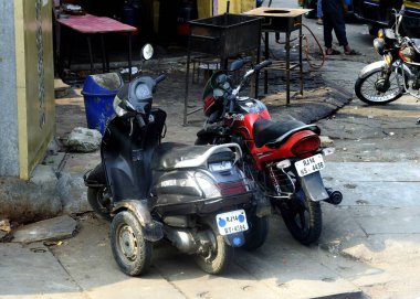 Jaipur, Hindistan - 11 Kasım 2019: Yol kenarında seyyar scooter