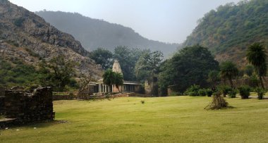 Vanaasherya, Hindistan - 12 Kasım 2019: Harabe Bhan Garh Kalesi