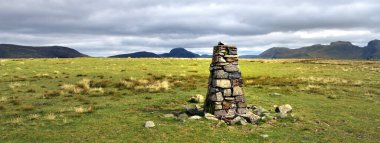 Seatallen 'in zirvesinde büyük bir taş cairn.