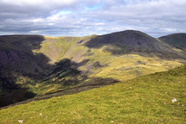 Güneş ışığı ve bulutlar Haycock boyunca sürükleniyor