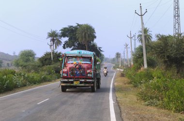 Vanaasherya, Hindistan - 12 Kasım 2019: Geleneksel decoarated wagon yolda hızla ilerliyor