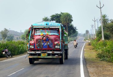 Vanaasherya, Hindistan - 12 Kasım 2019: Geleneksel decoarated wagon yolda hızla ilerliyor