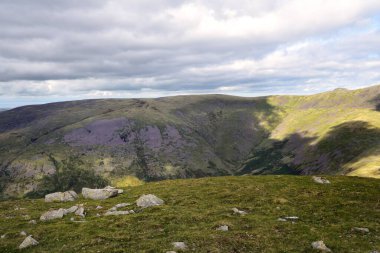 Güneş ışığı ve bulutlar Caw boyunca sürükleniyor